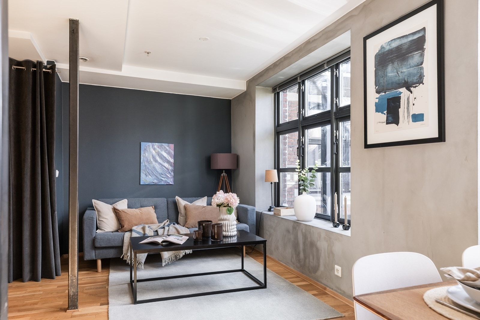 Gode møbleringsmuligheter med plass til både sofagruppe og spisebord, og en behagelig atmosfære med fine materialvalg og tidsriktige farger. Galleribilde