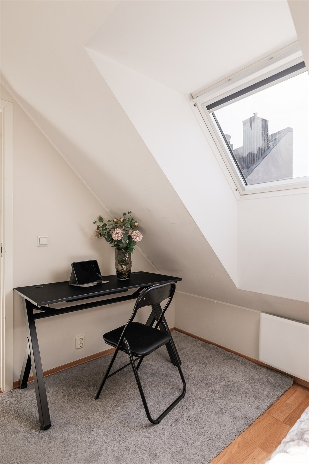 Det er plass til seng og skrivebord, og rommets utforming gir en effektiv utnyttelse av arealet. Et fleksibelt rom med flere bruksmuligheter. Galleribilde