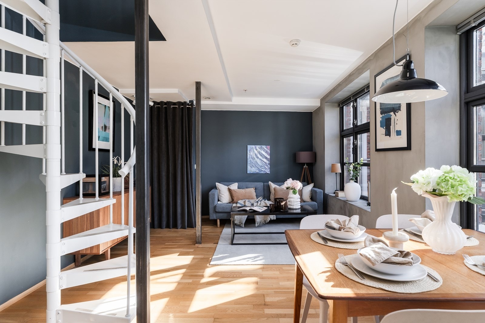 Velkommen til Nedre Vaskegang 4B, en lekker og moderne leilighet over to plan med gjennomgående gode løsninger og stilrene materialvalg. Fotograf: Scott Kvitberg Galleribilde