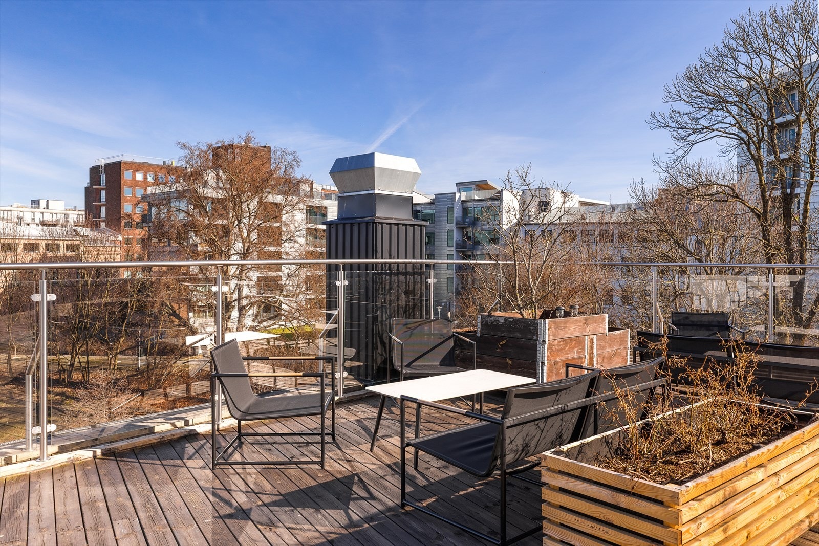 Med fin og urban utsikt. Galleribilde