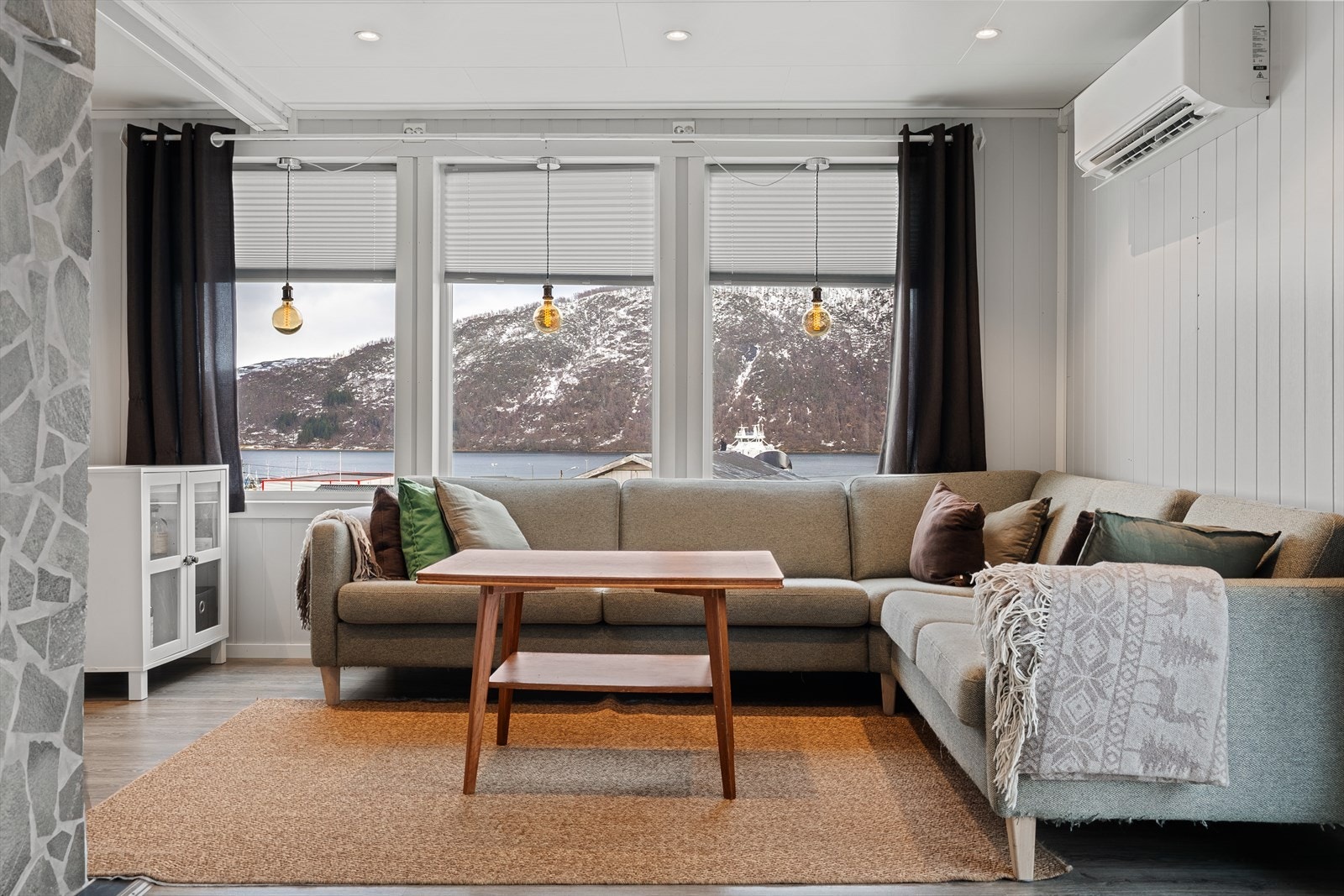 Aktiv Finnsnes presenterer Botnhamnveien 772! Innholdsrik og oppgradert enebolig i Botnhamn med integrert garasje og stor eiendom. Foto: Steffen Fossbakk. Galleribilde