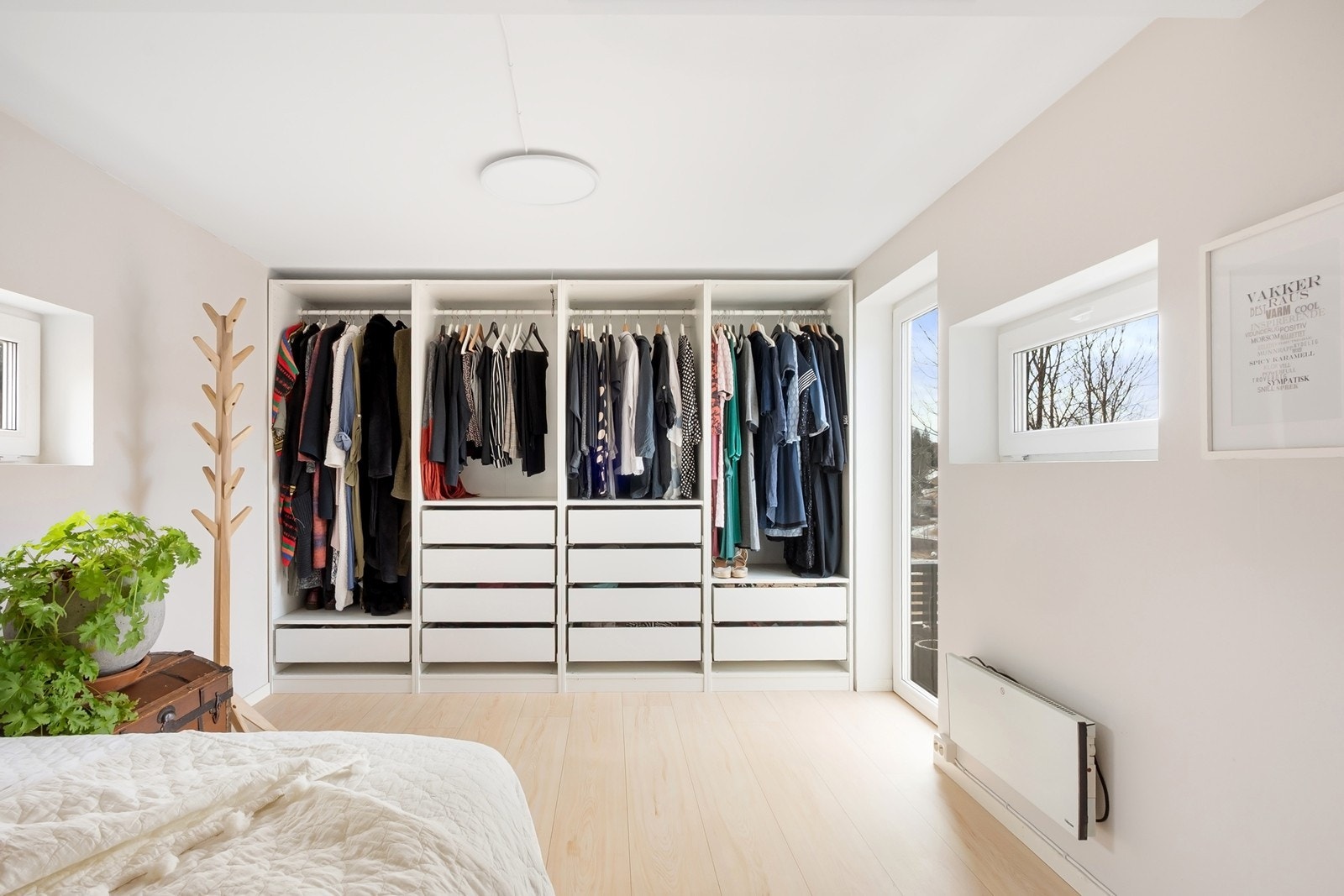 Rommet har direkte utgang til samme veranda som også nås fra stuen. Soverommet har god oppbevaringsløsning i åpen garderobe med både hyller, skuffer og hengemuligheter. Galleribilde