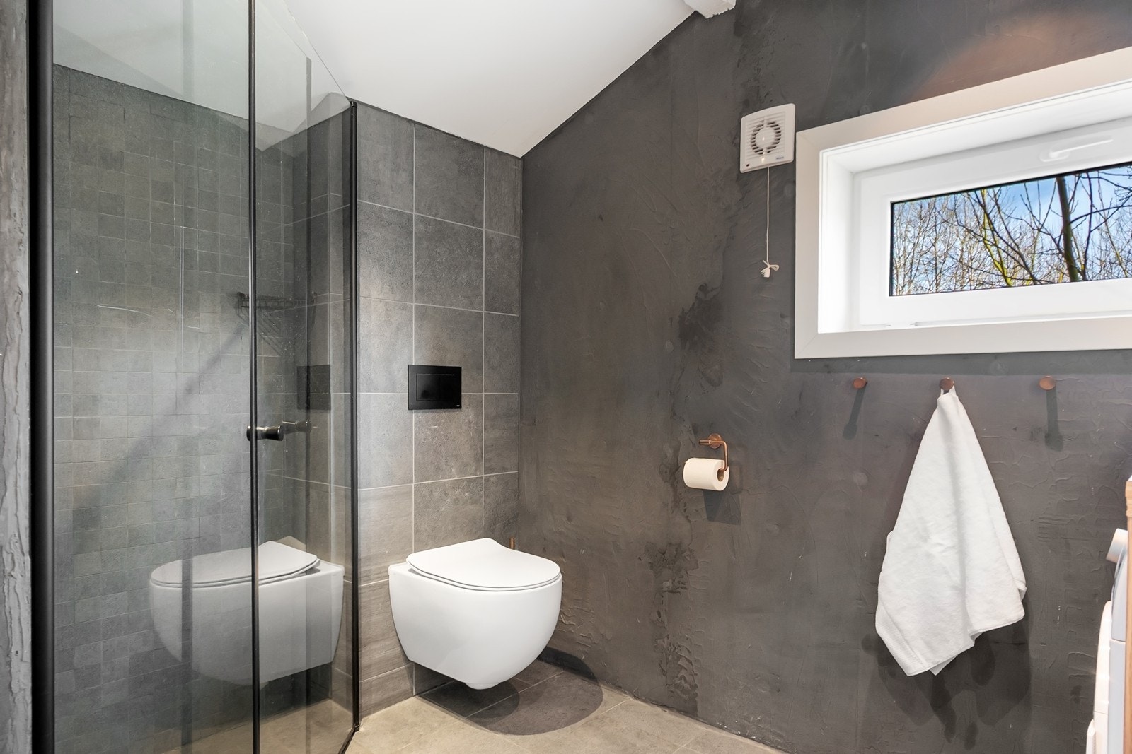 Badet ble pusset opp i 2021, med flislagt gulv med varme og mikrosement på vegger. Galleribilde