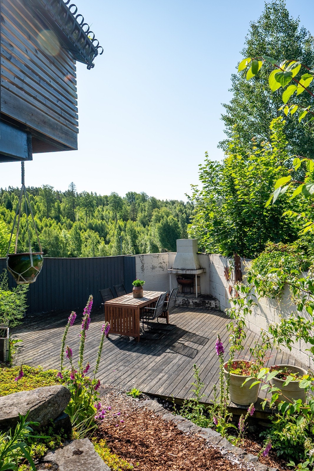 Fra eiendommen er det kort vei til flotte turområder - med trygg adkomst via undergang og fine turmuligheter opp mot slalombakken. Galleribilde