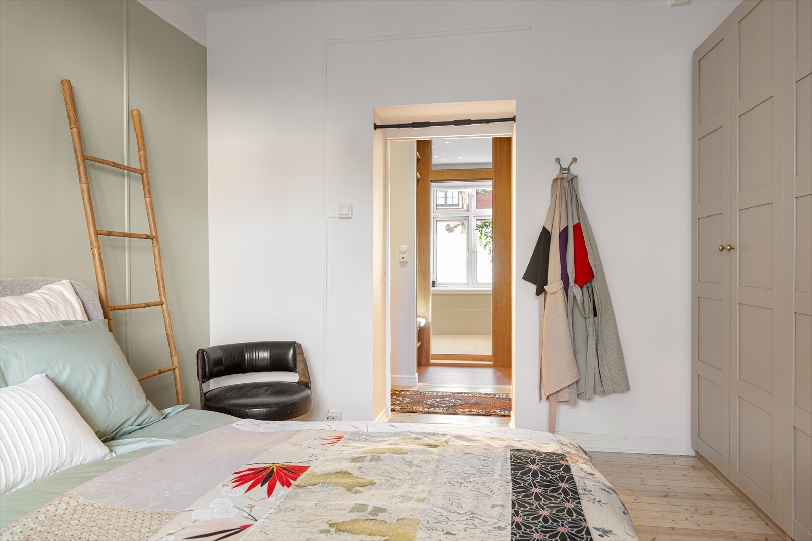Her er det også rikelig med lagringsplass i det store garderobeskapet Galleribilde