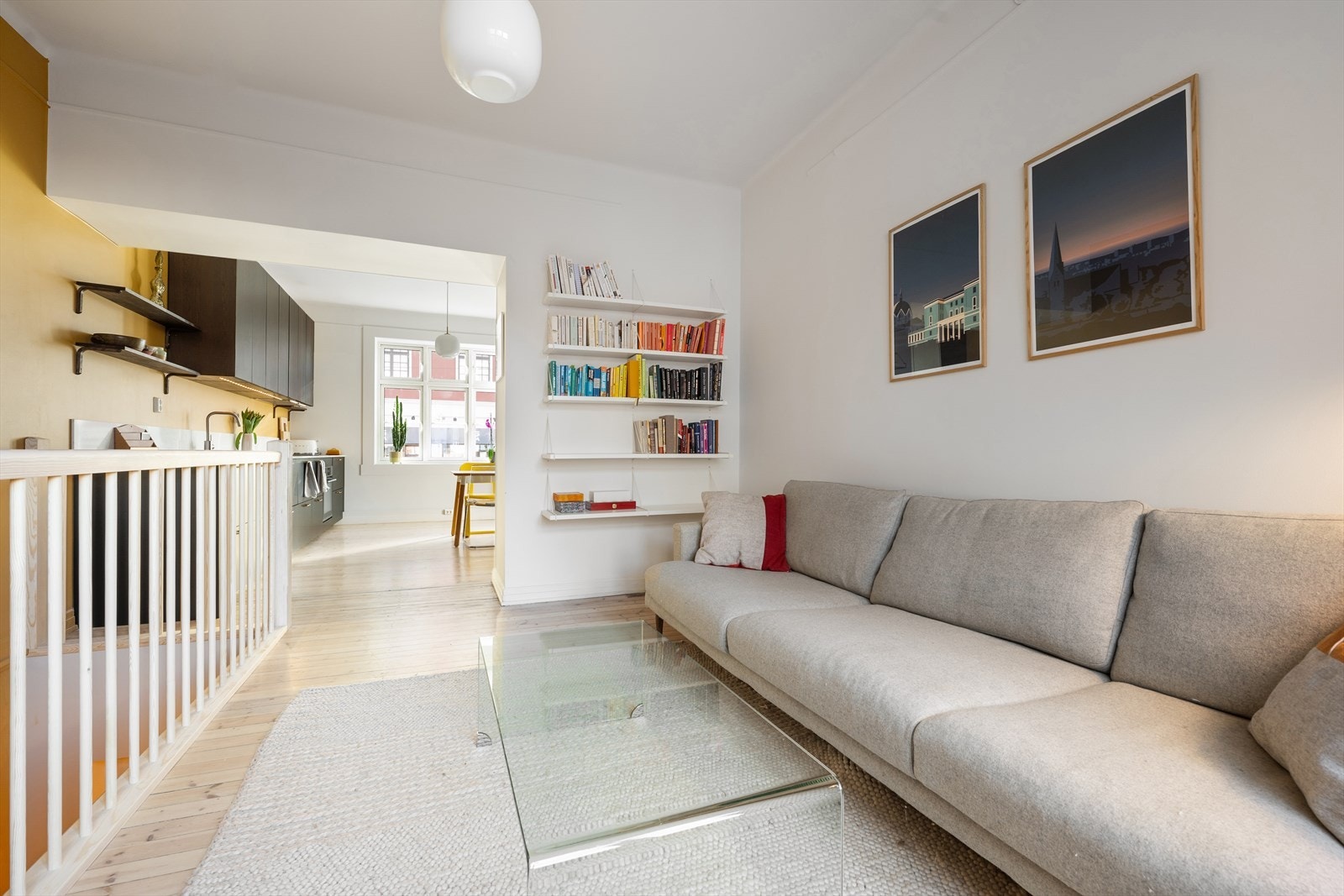Den sosiale stuen har god plass for en stor sofaseksjon Galleribilde