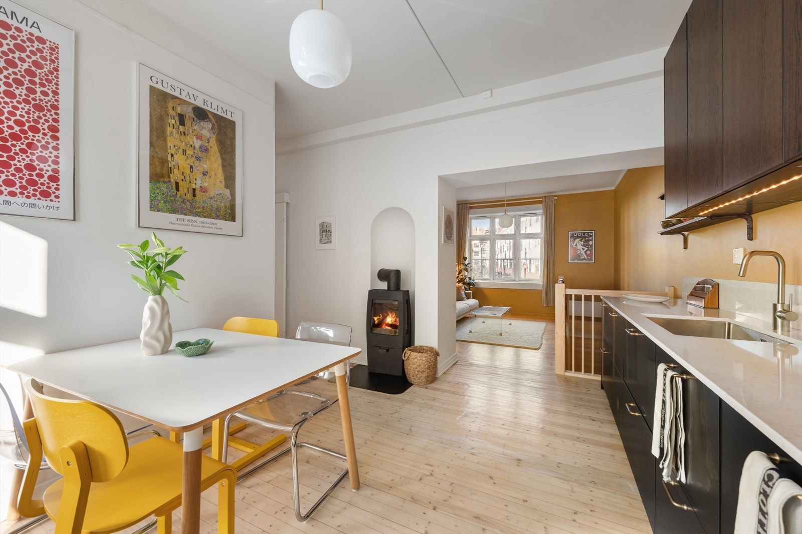 Velkommen til en helt strøken og nyoppusset 4-roms over 2 plan i ettertraktede 'Tysklandsgården' på Torshov! Galleribilde