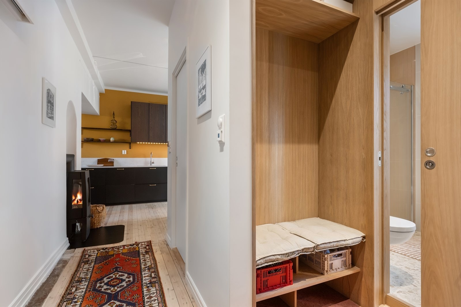 Innbydende entré av god størrelse, hvor leilighetens særpreg umiddelbart åpenbarer i form av bl.a. en elegant og møbelsnekret nisjegarderobe Galleribilde
