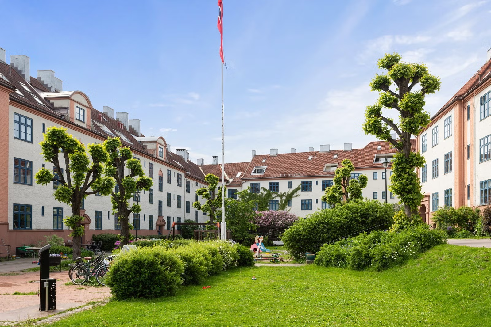 'Tysklandsgården' er et stort og trygt borettslag bestående av 129 boliger, som sikrer stabile og gode boforhold Galleribilde