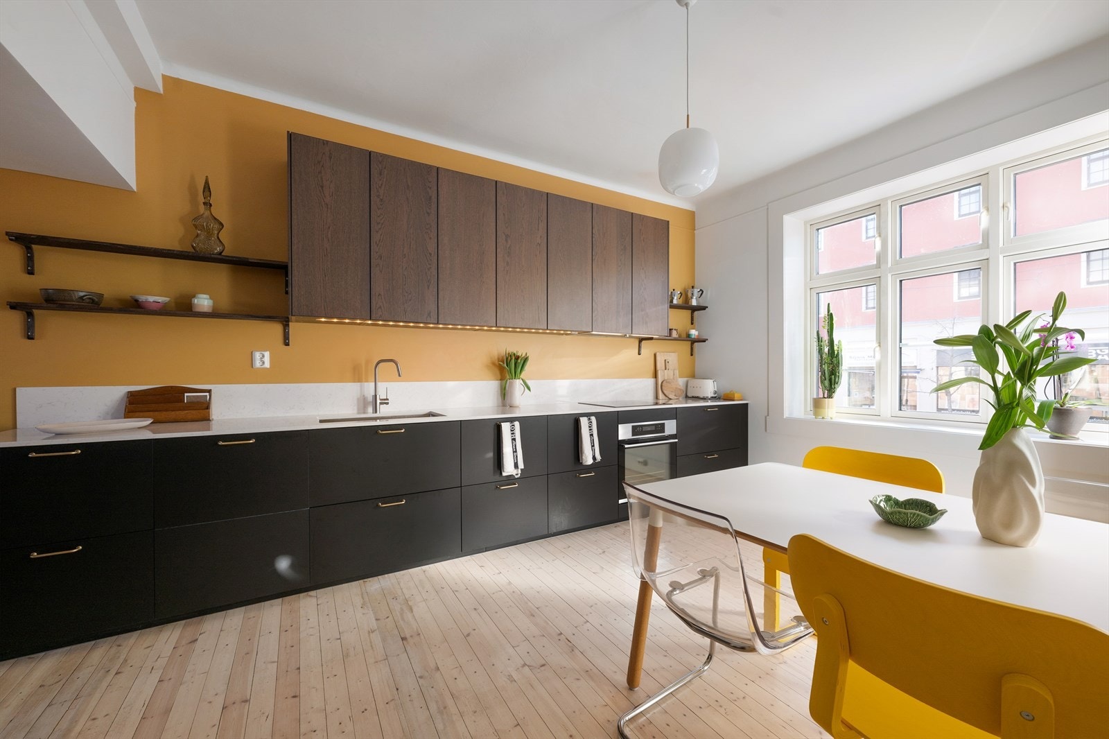 I 2024 ble leiligheten vesentlig påkostet med bl.a. et skreddersydd og velutstyrt kvalitetskjøkken - nordisk design på sitt beste, med et stilrent og moderne uttrykk! Galleribilde
