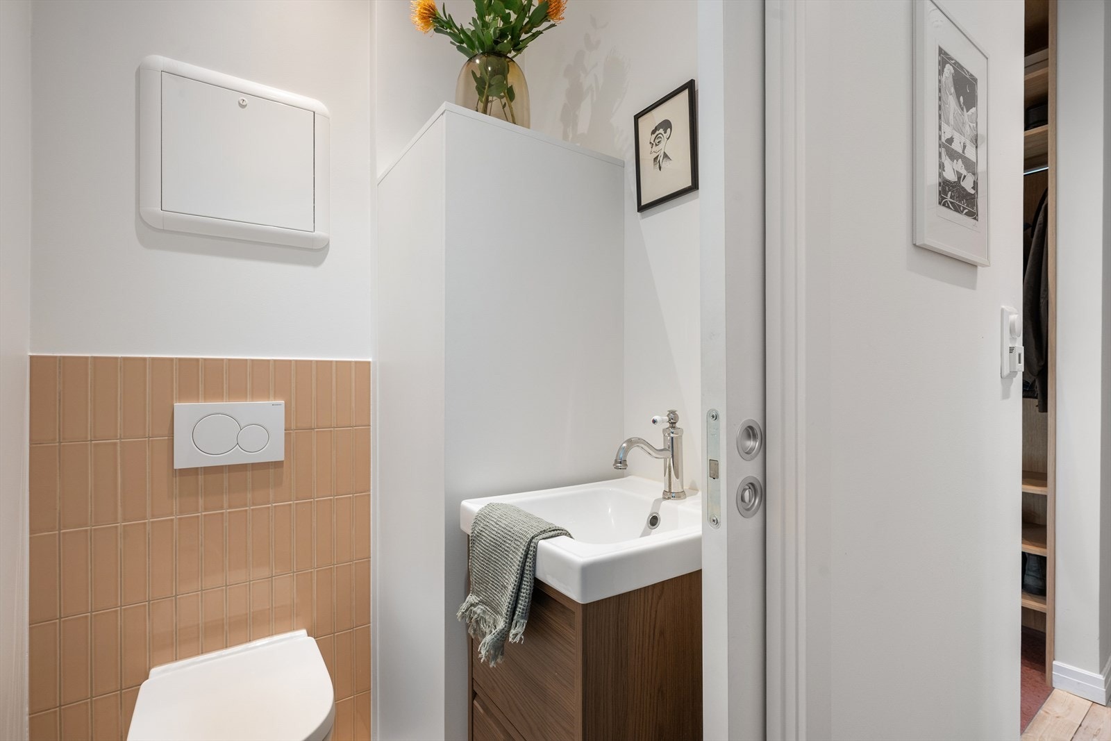 Separat fra badet har man et eget toalett, noe som kan være meget praktisk i en hektisk hverdag når flere ønsker å bruke badet samtidig Galleribilde