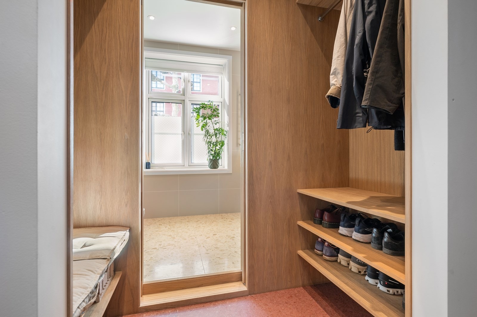 Her er det god plass til sko og yttertøy, samt en fin sitteplass Galleribilde