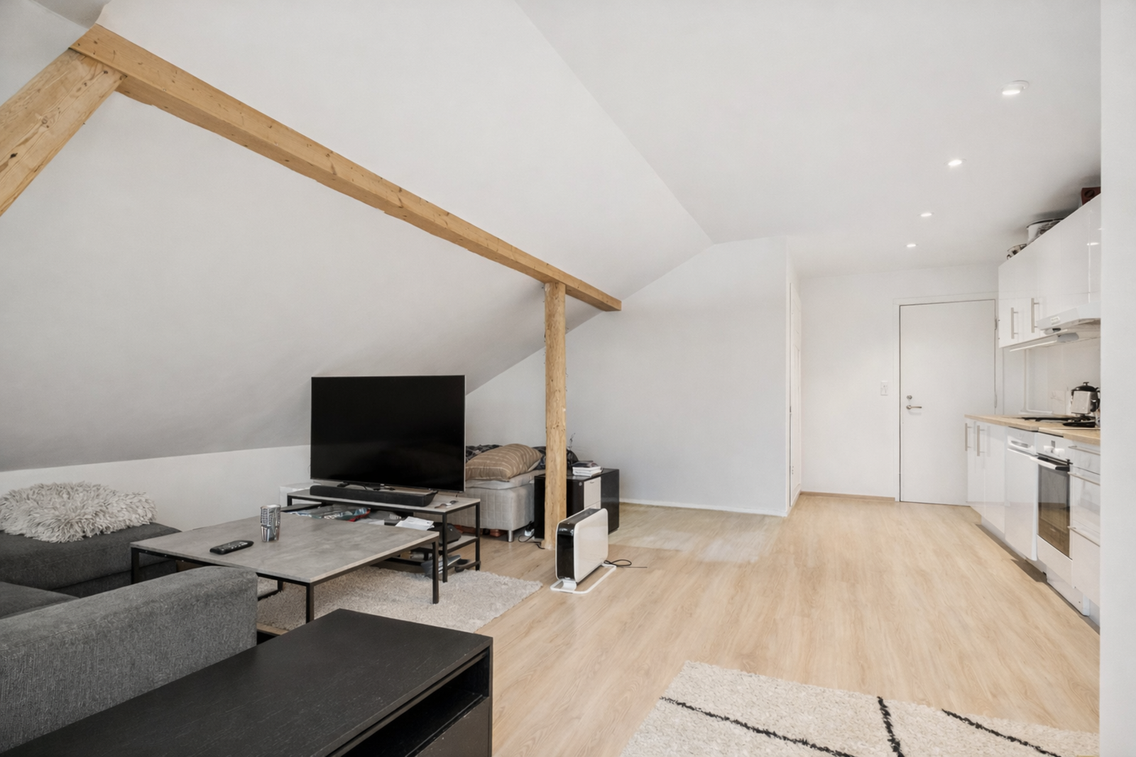 Det er fin plass til seng på den ene siden av stuen. Galleribilde