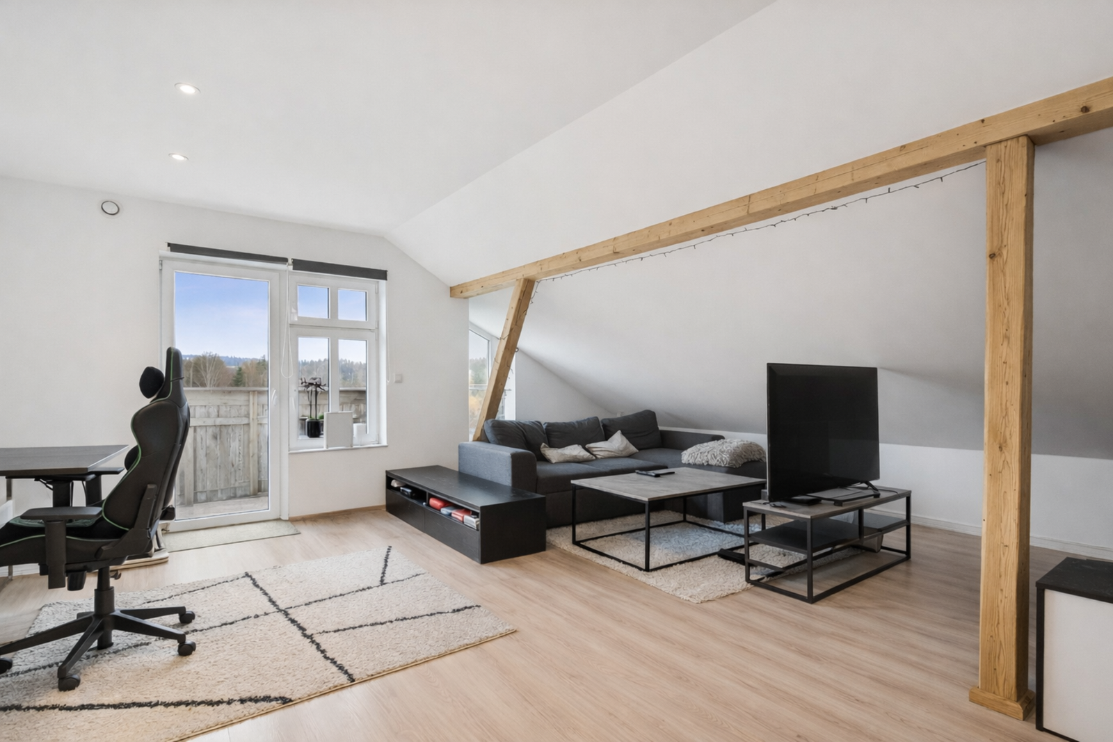 En lus og luftig stue med utgang til balkong. Galleribilde