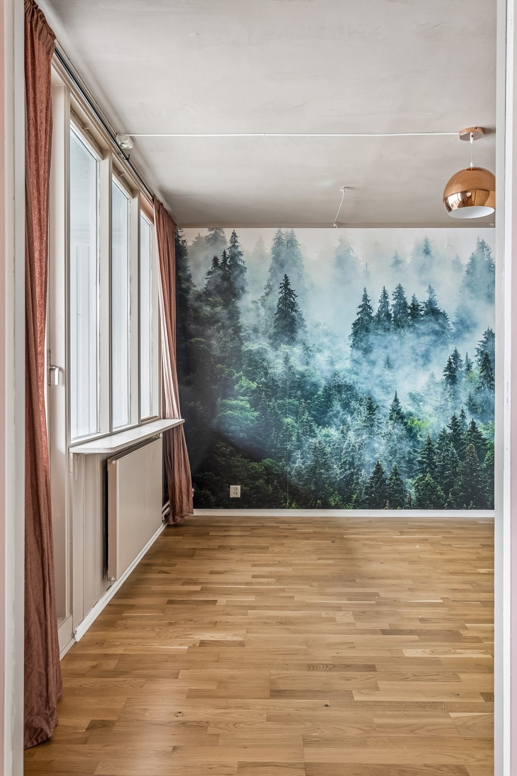 Soverommet har parkett på gulvet og en fondvegg som gir rommet karakter. Galleribilde