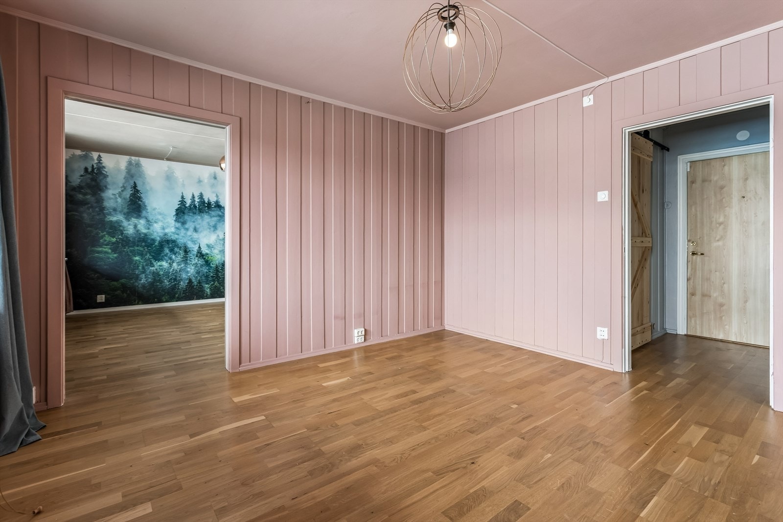 Fra stuen er det adkomst til soverommet. Galleribilde