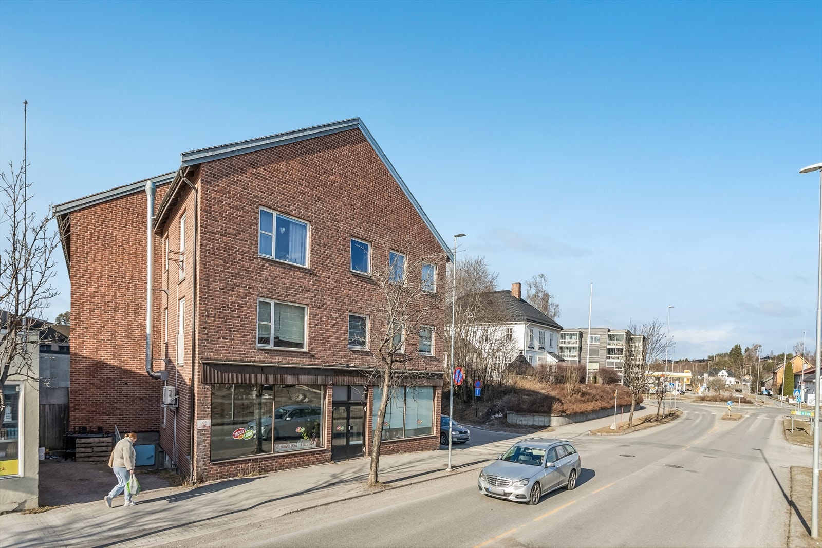 Bygningen er oppført i 1959 med yttervegger i teglstein. Galleribilde