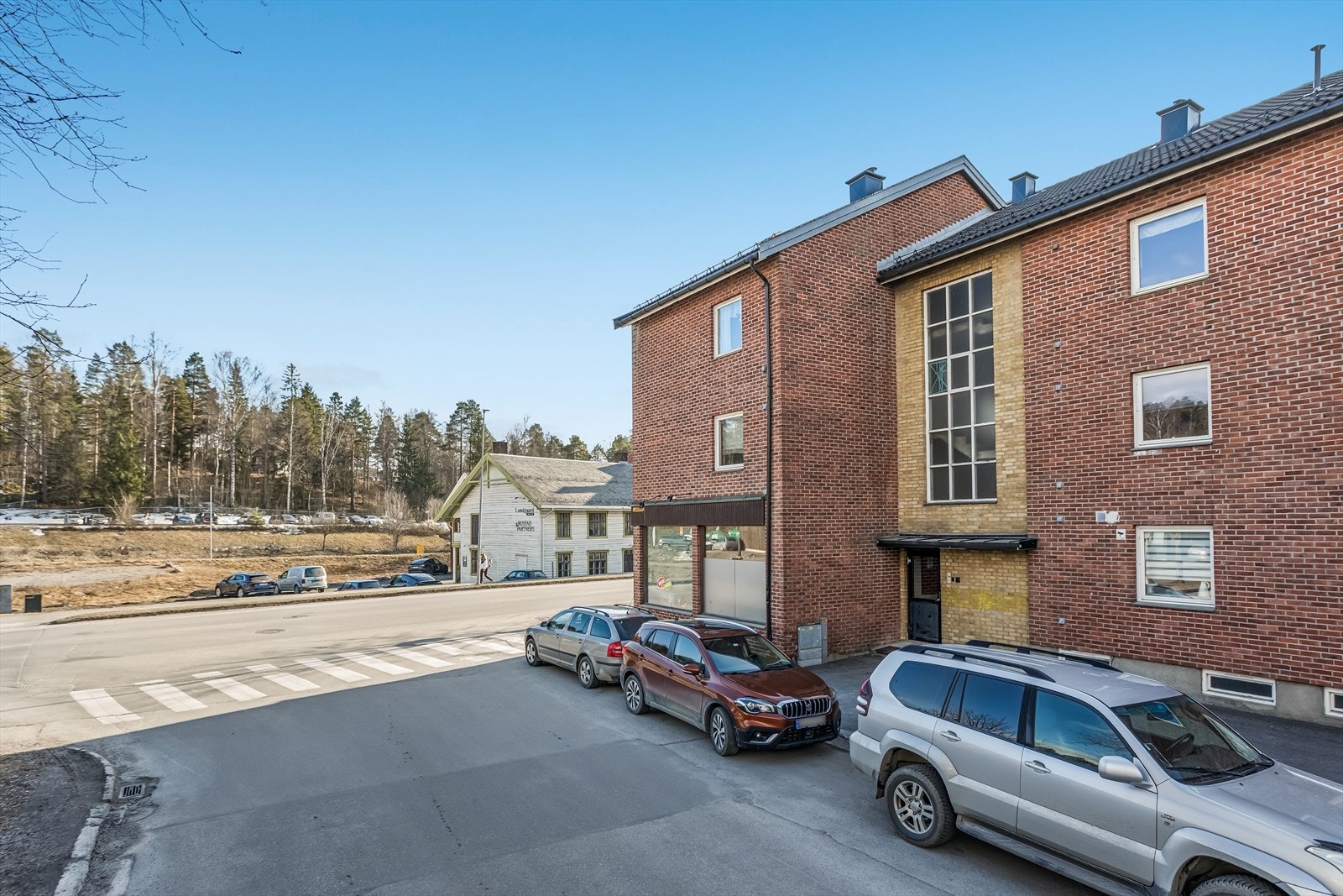 Frustuveien 2 Borettslag består av 16 andelsleiligheter og en næringsseksjon i første etasje. Galleribilde