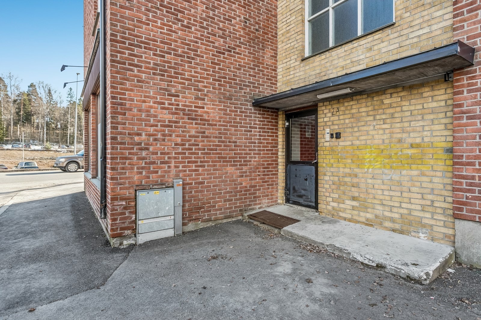 Adkomst til leiligheten via åpent inngangsparti direkte fra fortauet i Frustuvegen. Galleribilde