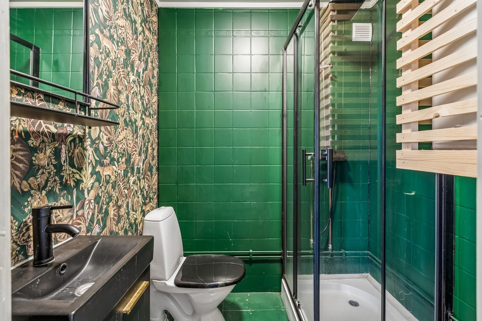 Badet er utstyrt med servant i innredning, WC, dusjkabinett og varmtvannsberederen på 110 liter. Galleribilde