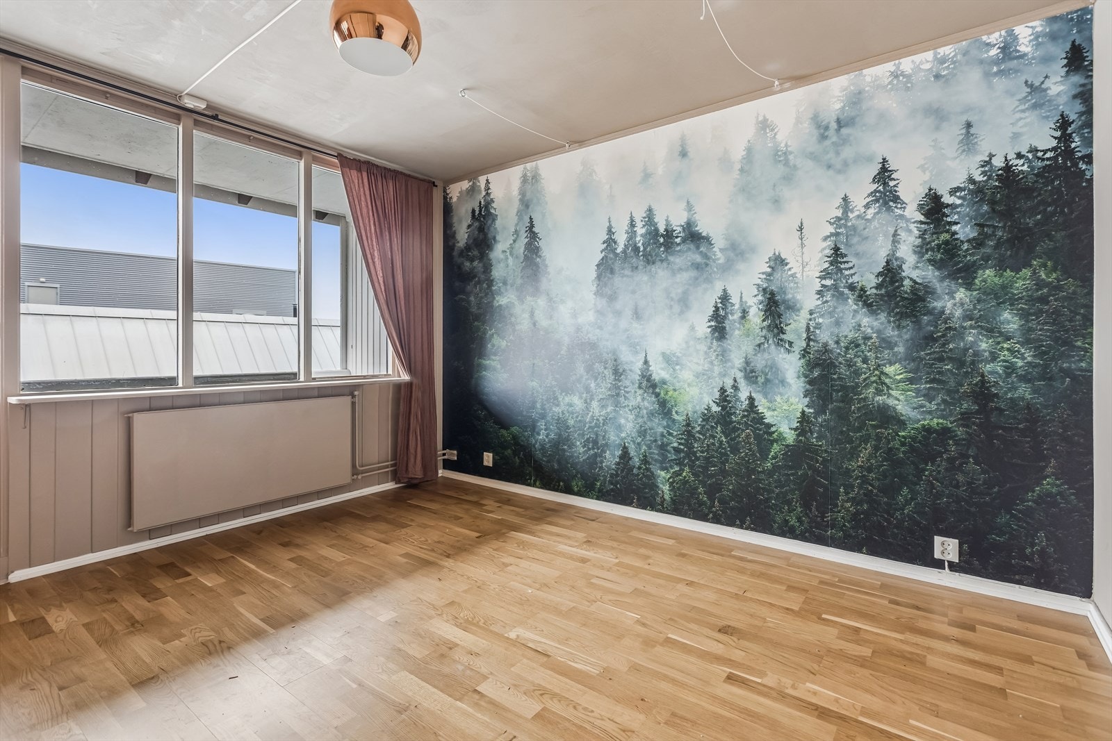 Rommet har radiator tilknyttet felles sentralfyringsanlegg, som sikrer jevn varme. Galleribilde