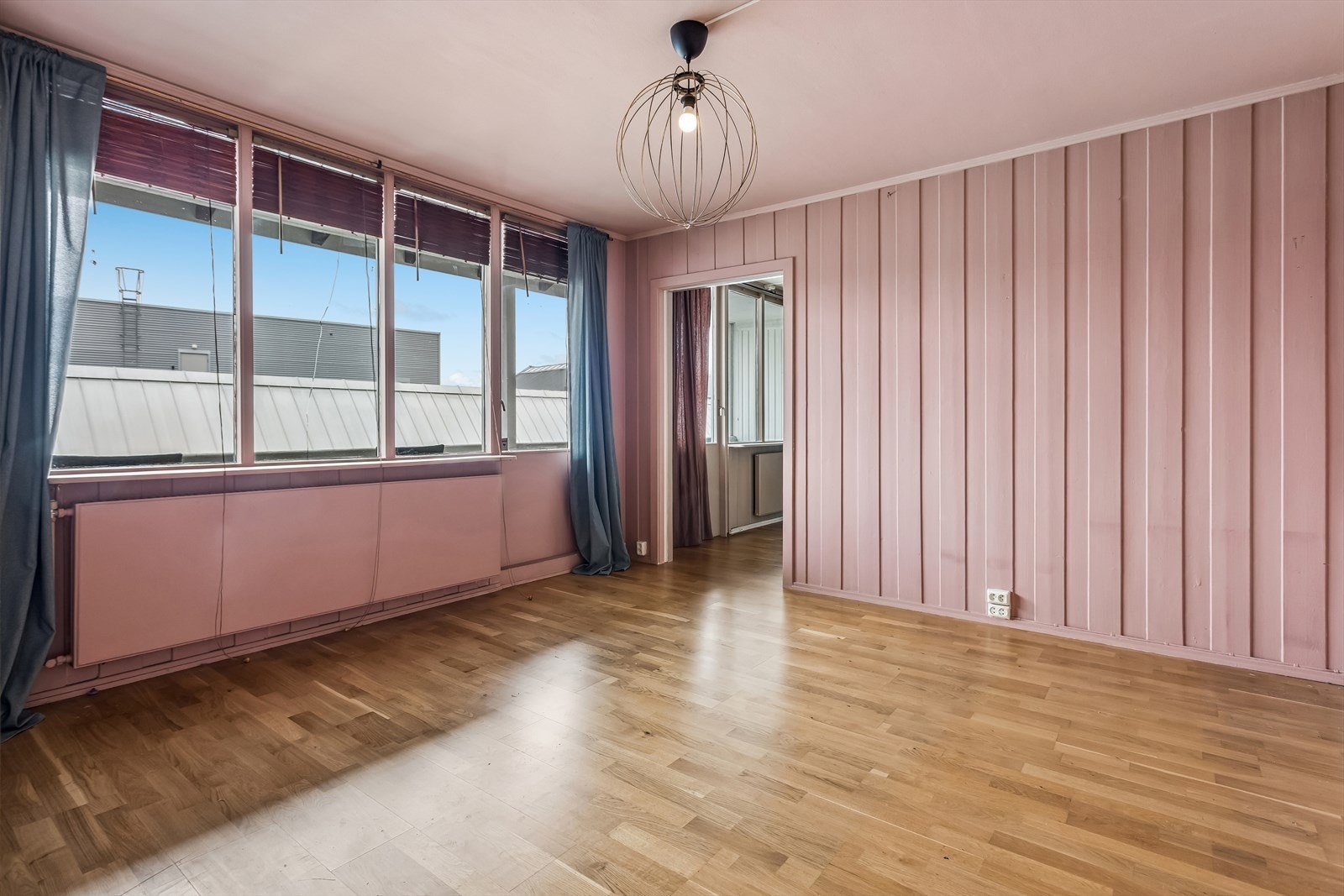 Stue med store vindusflatene. Galleribilde