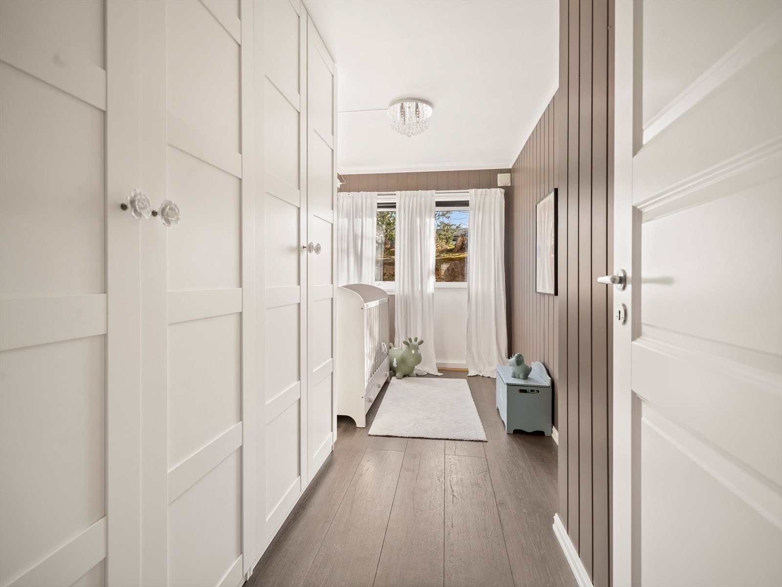 Soverom 1 i første etasje er lyst og har plass til garderobe. Galleribilde