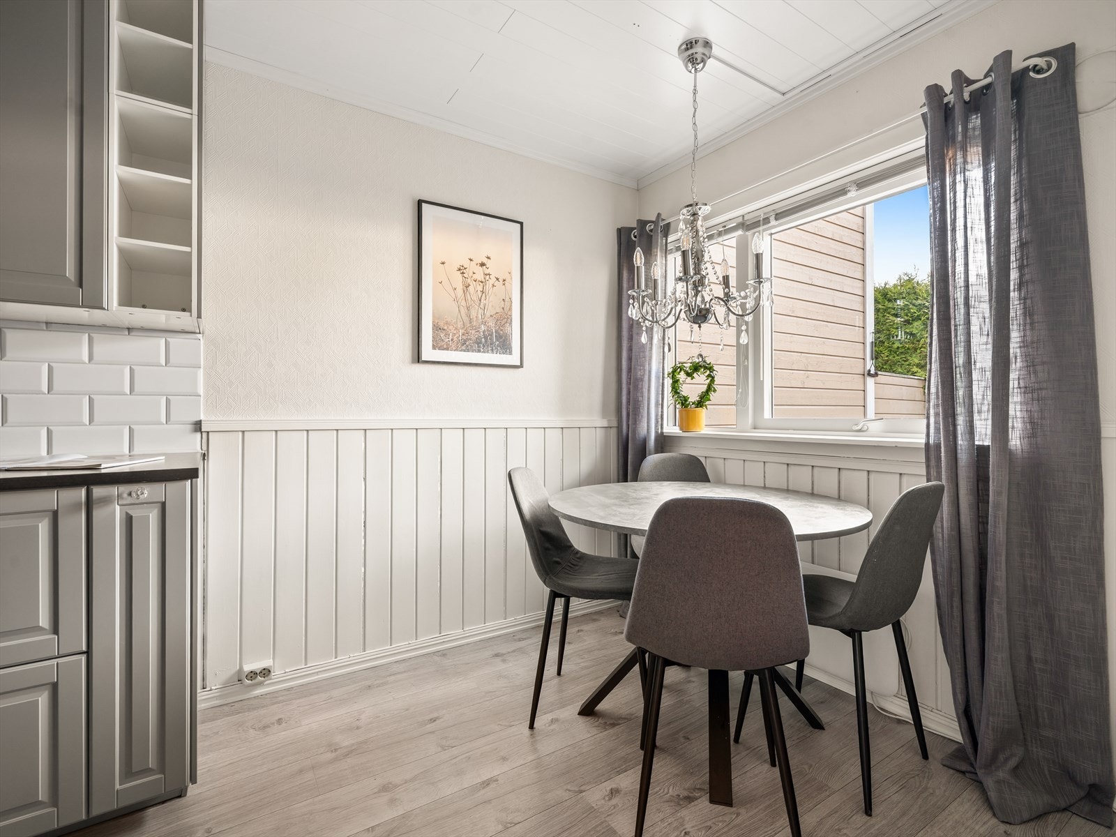 Romslig kjøkken med plass til spisebord. Galleribilde