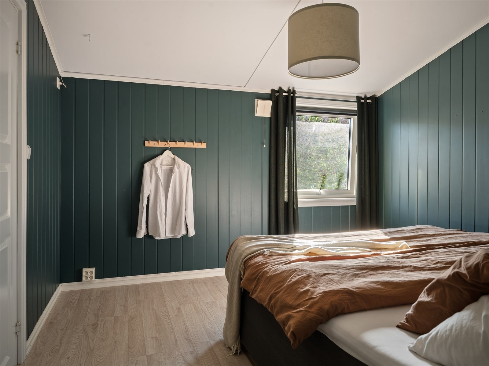 Soverom 3 i andre etasje er romslig med eget walkin-closet. Galleribilde