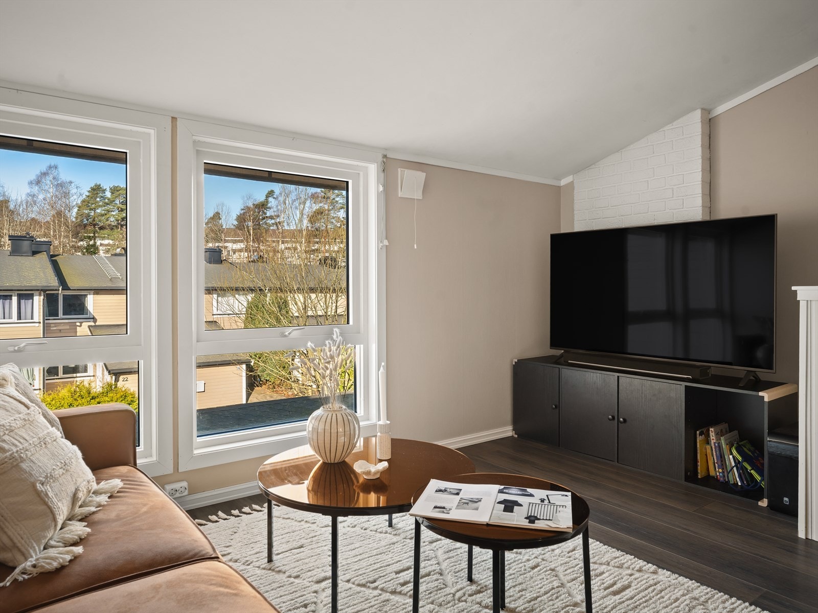 Velkommen til et familievennlig rekkehus beliggende i et rolig område på Øreåsen. Galleribilde