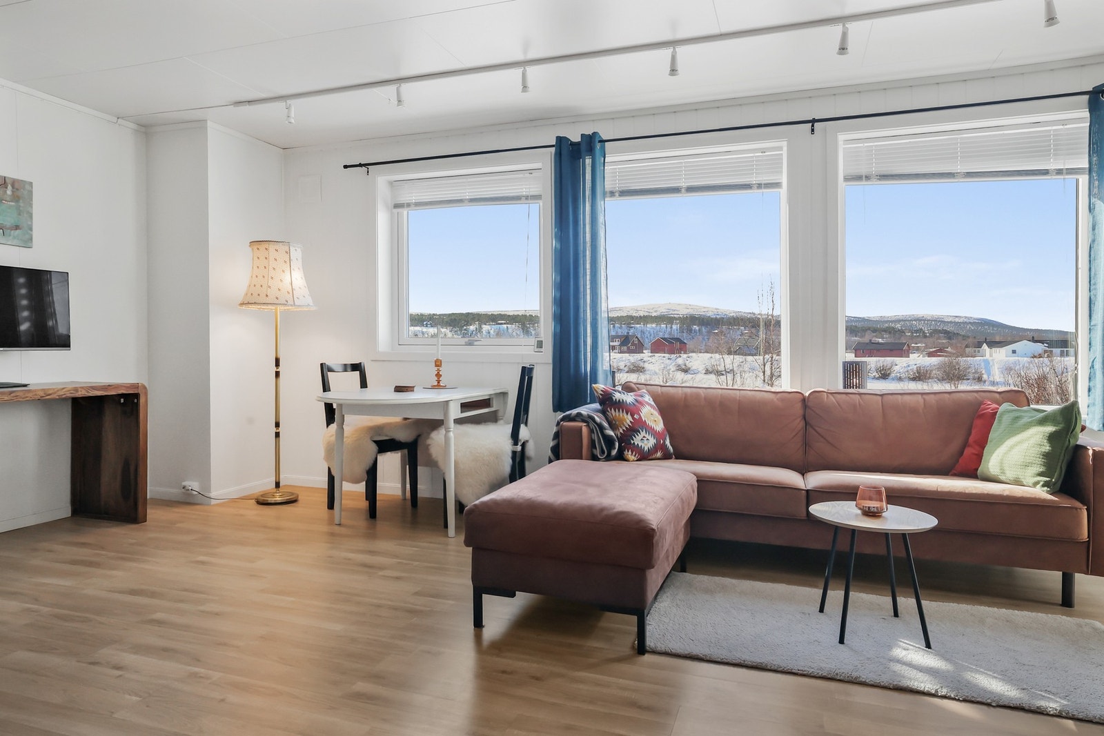 Det er også plass til et spisebord med tilhørende stoler. Galleribilde