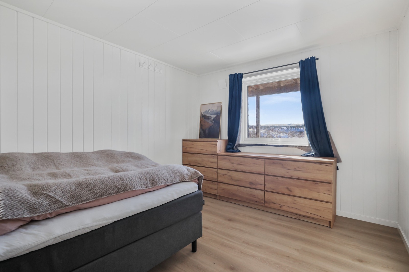Soverommet har god plass til dobbeltseng, nattbord og annet ønsket møblement. Galleribilde