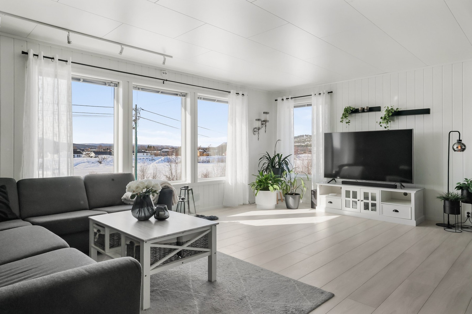 Det er god plass til en sofagruppe og TV med tilhørende møblement. Galleribilde