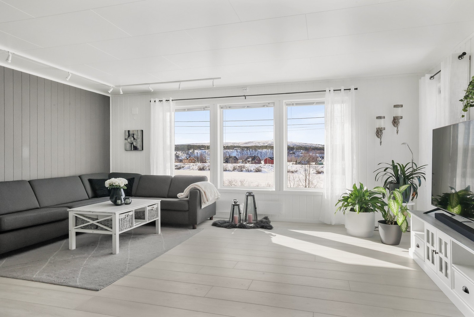Stuen har store vindusflater som gir rikelig med naturlig lysinnslipp. Galleribilde