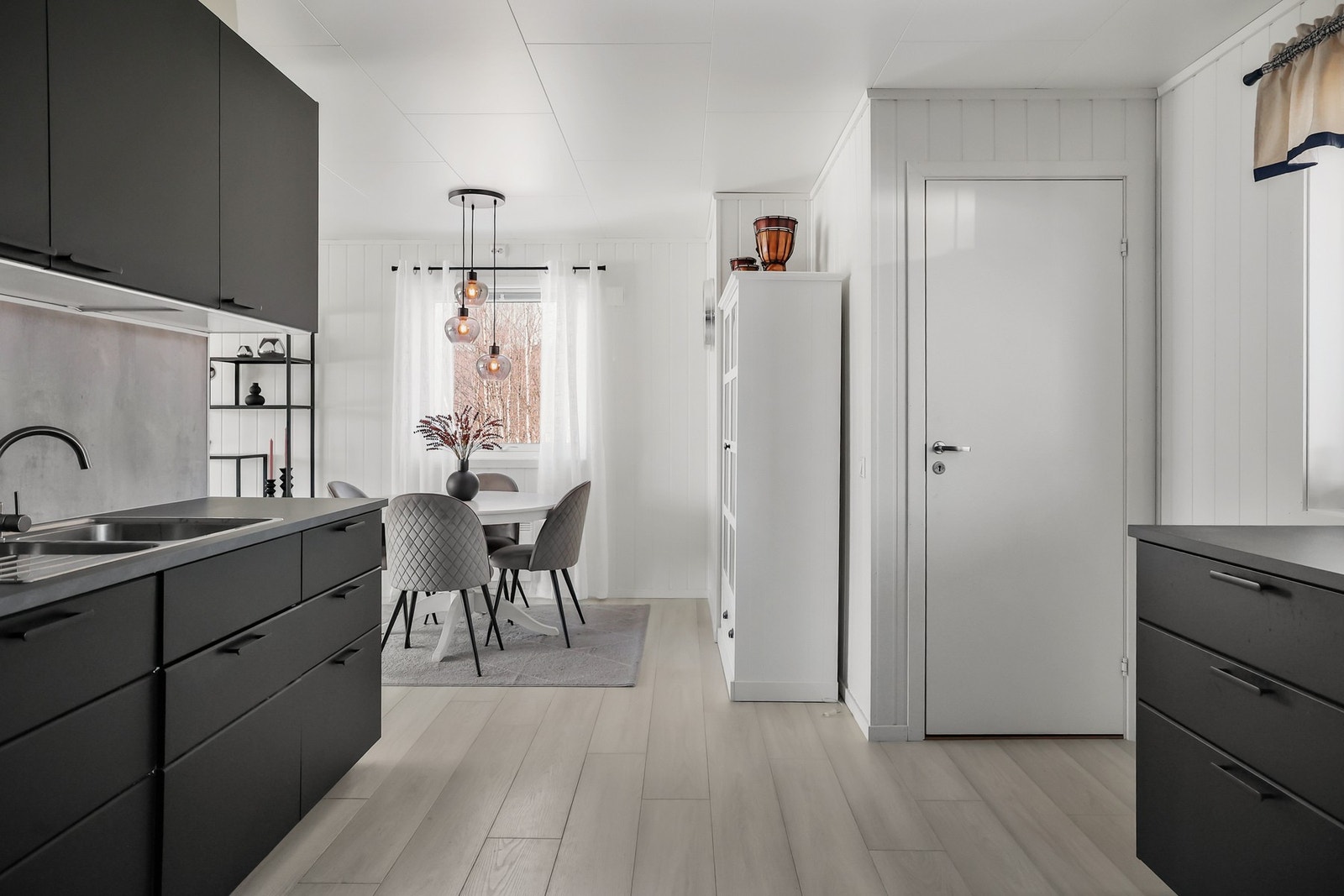 Innredning med glatte fronter og benkeplate med laminert overflate. Galleribilde