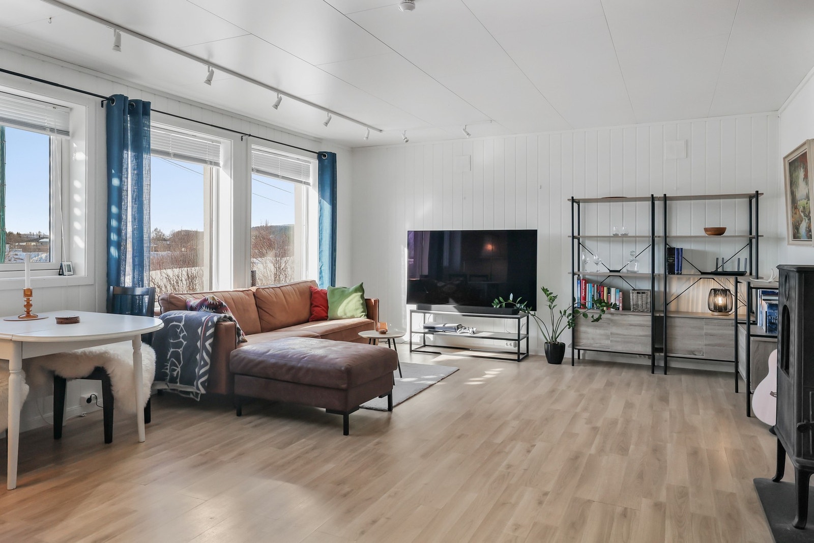Store vindusflater gir godt med naturlig lysinnslipp. Galleribilde