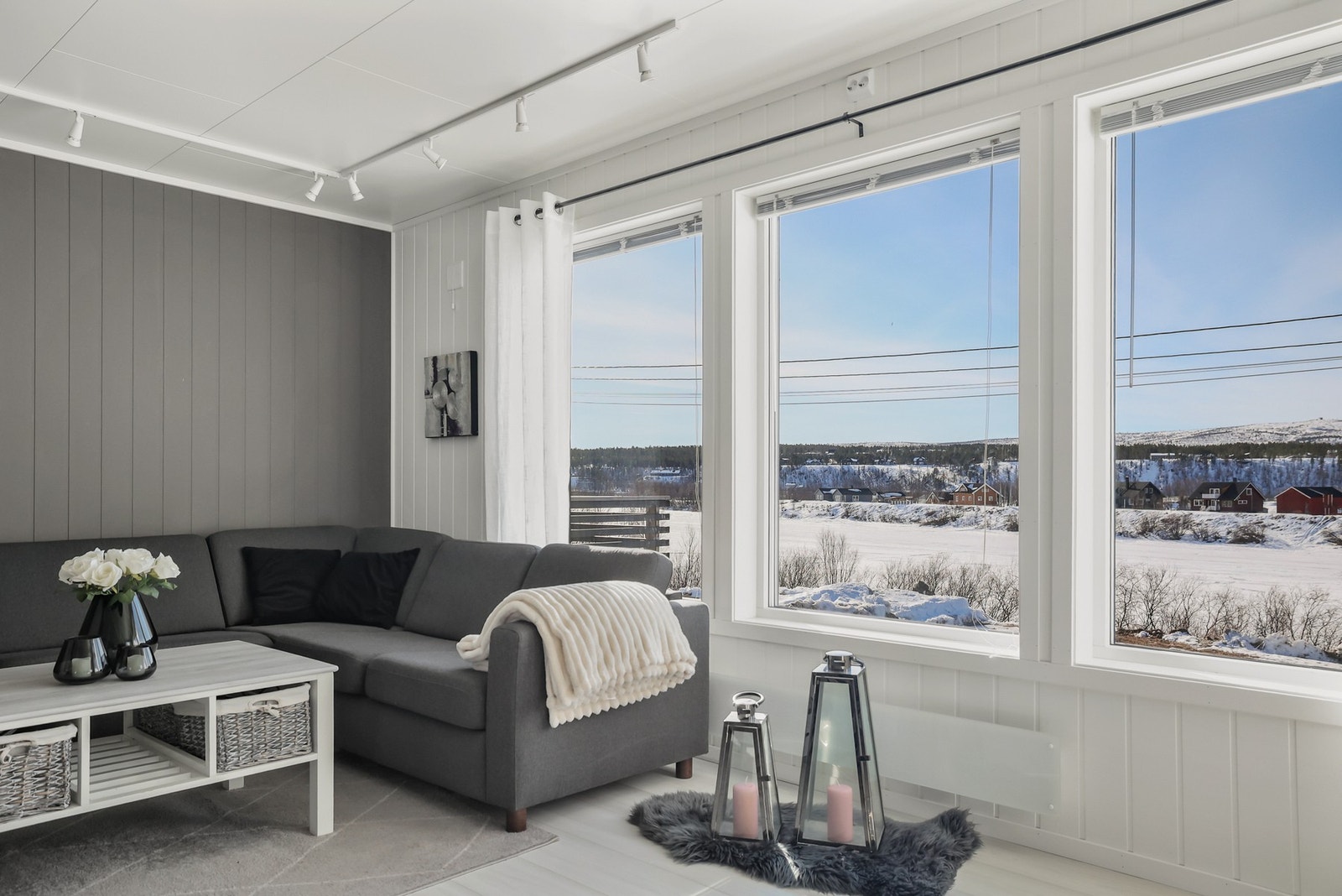 Fra stue er det flott utsikt over Karasjokelva. Galleribilde