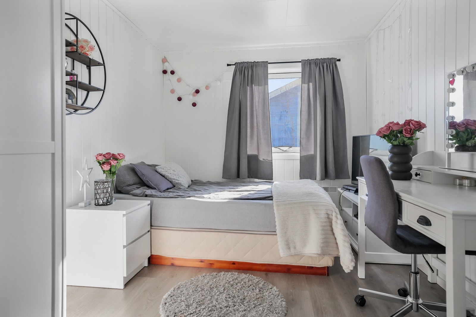 Alle soverommene har god plass til seng, nattbord og annet ønsket møblement. Galleribilde