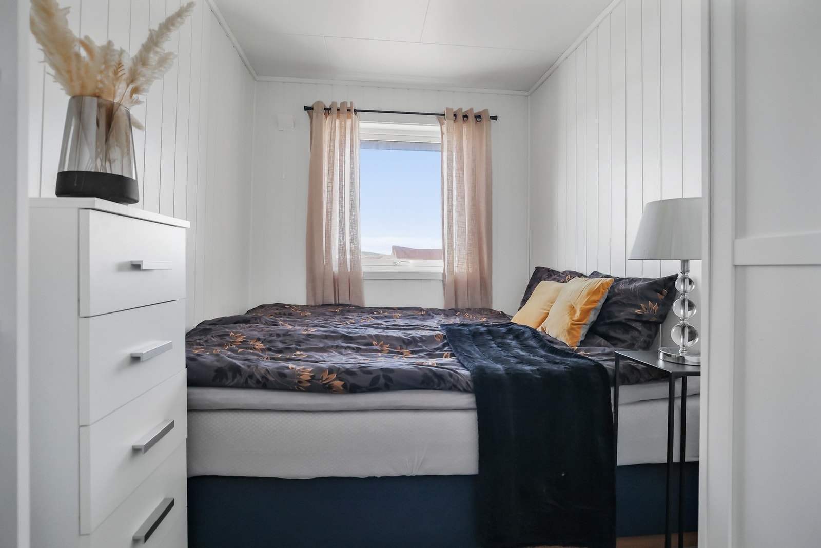 Soverommene har lyse overflater og store vindusflater. Galleribilde