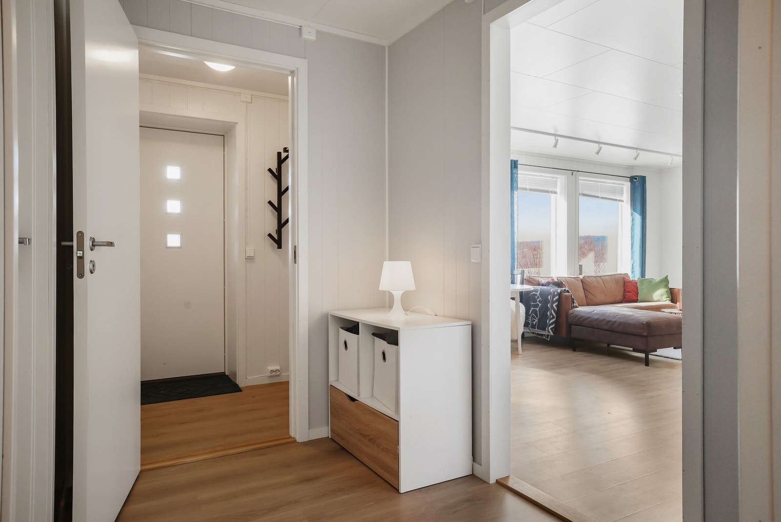 Vel inne blir man møtt av et vindfang med god plass til å henge fra seg. Galleribilde