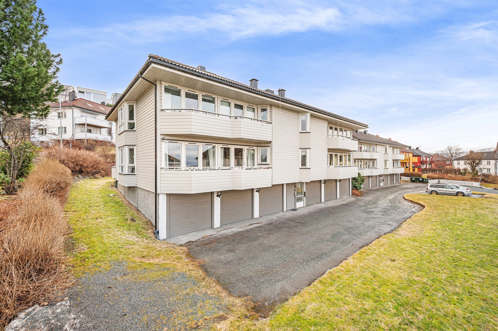 Fasade. Hver leilighet disponerer én parkeringsplass i garasje med bod i bakkant. I tillegg disponerer man en bod på loft. Galleribilde