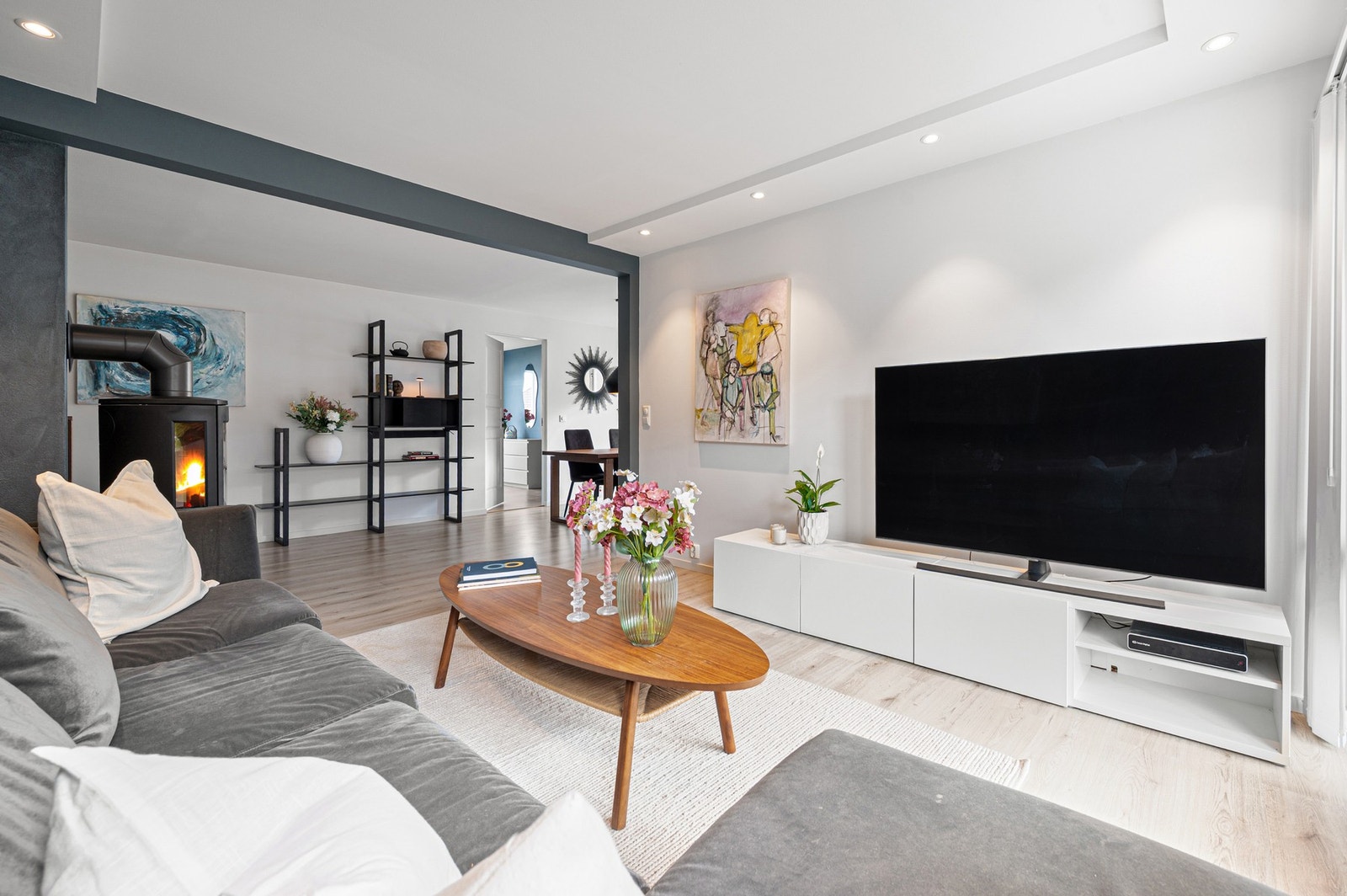 Sofagruppen finner sin naturlige plassering i stue avdelingen. Her er det montert rikelig med downlights i himling som skaper en behagelig atmosfære. Galleribilde
