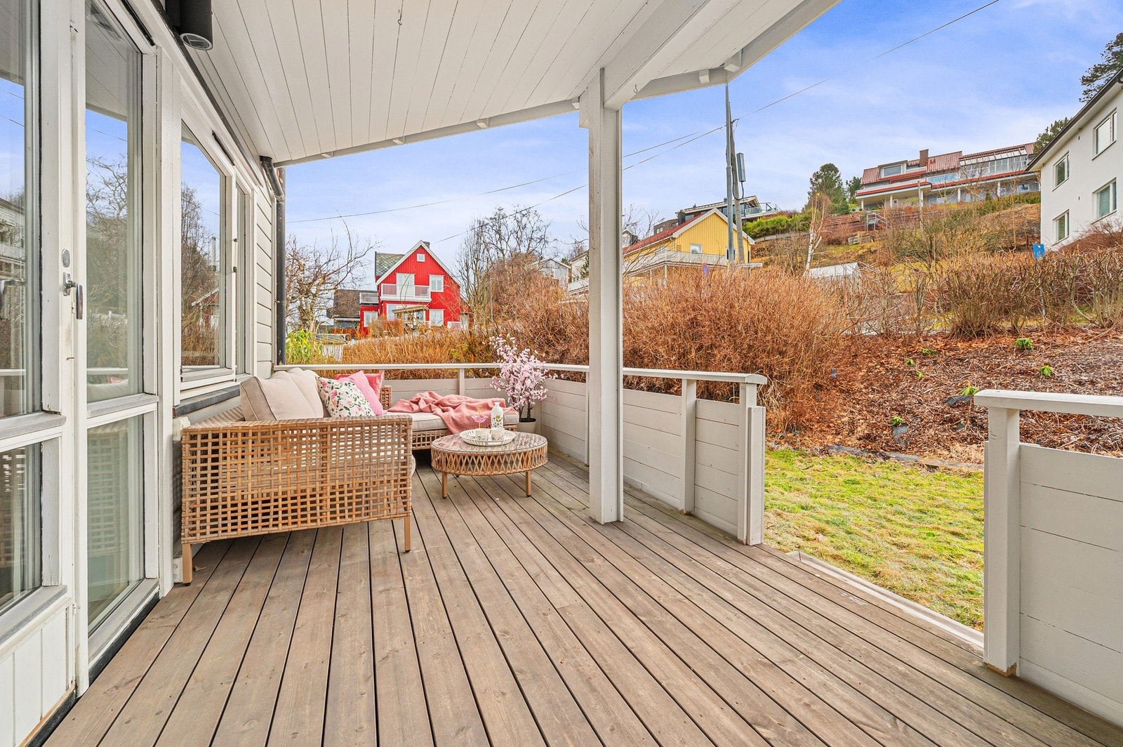 Fra stuen har man adgang til en romslig veranda på ca. 15m². Galleribilde