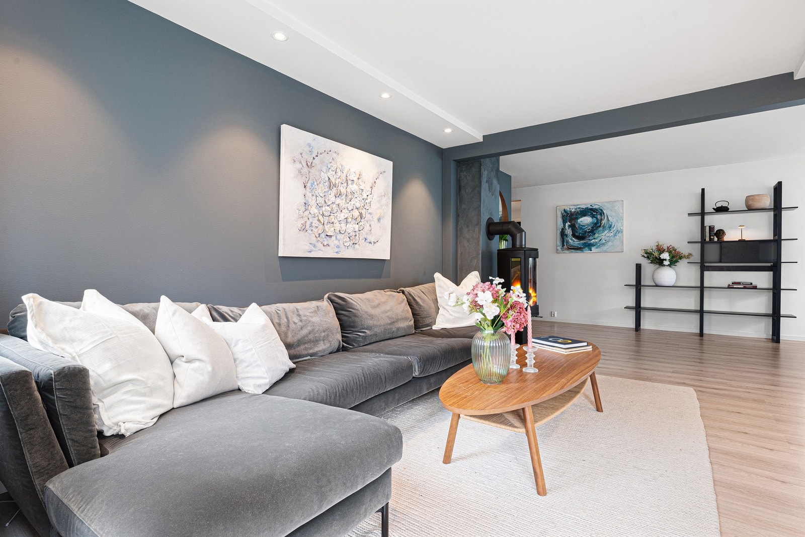 Stueområdet er malt i moderne fargepaletter og måler ca. 33m² som gir ypperlige møbleringsmuligheter. Galleribilde