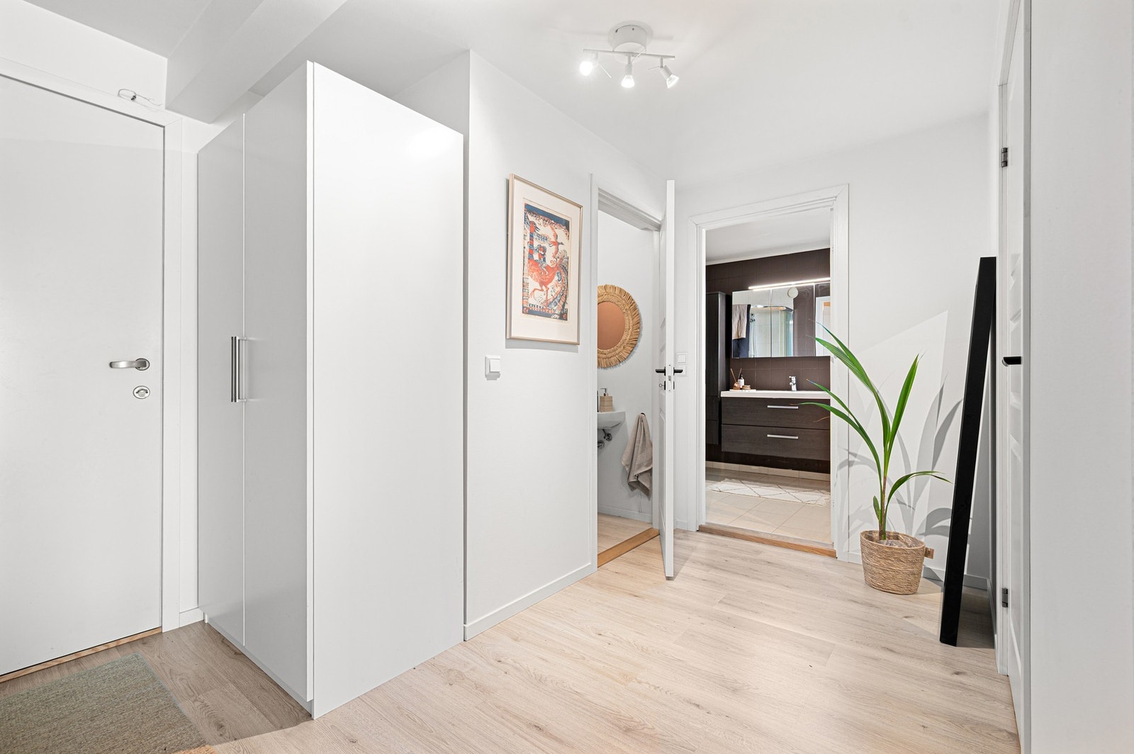 Innbydende entré med god plass til å henge fra seg yttertøy. Galleribilde