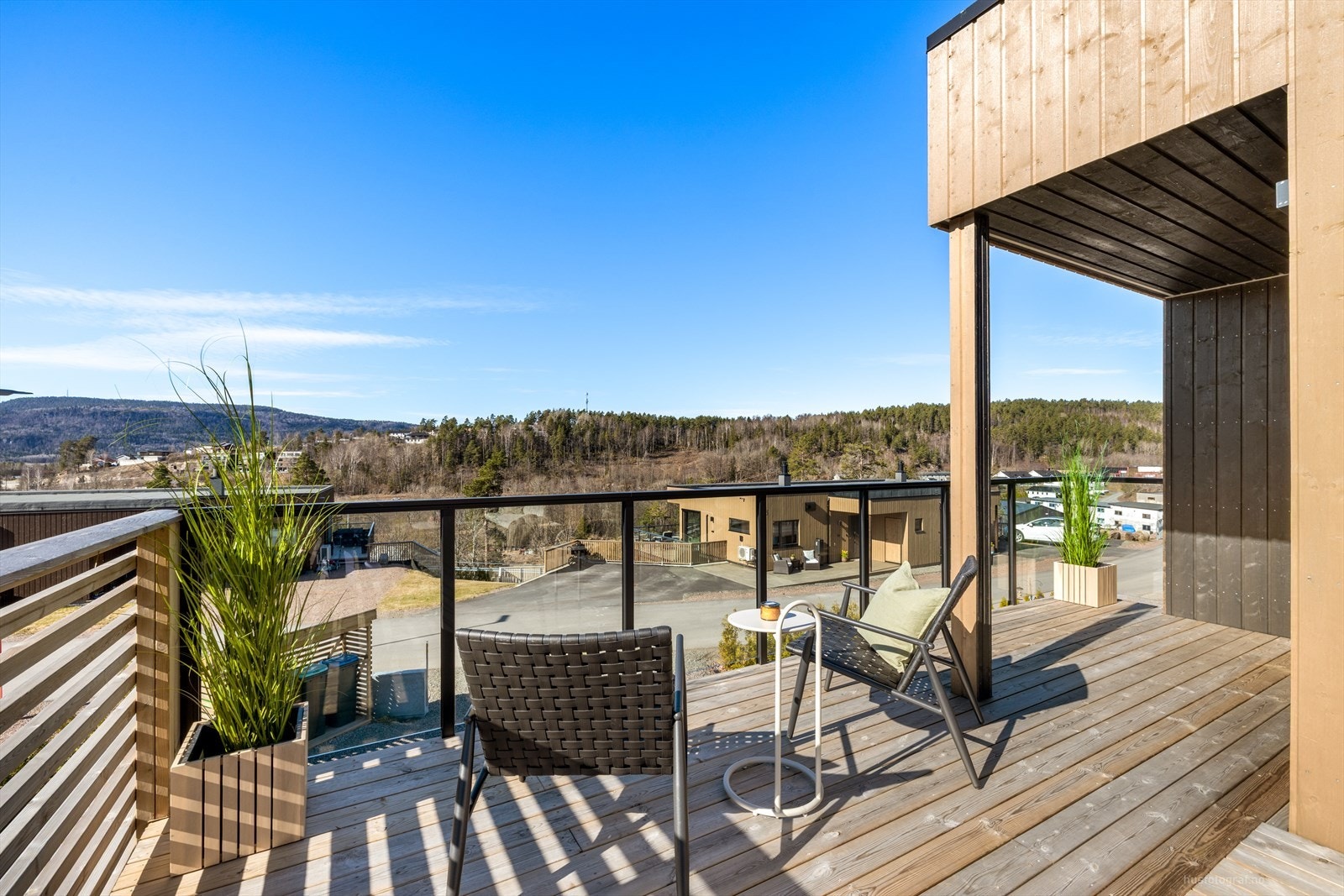 Terrasse med flott utsikt og mye sol. Galleribilde