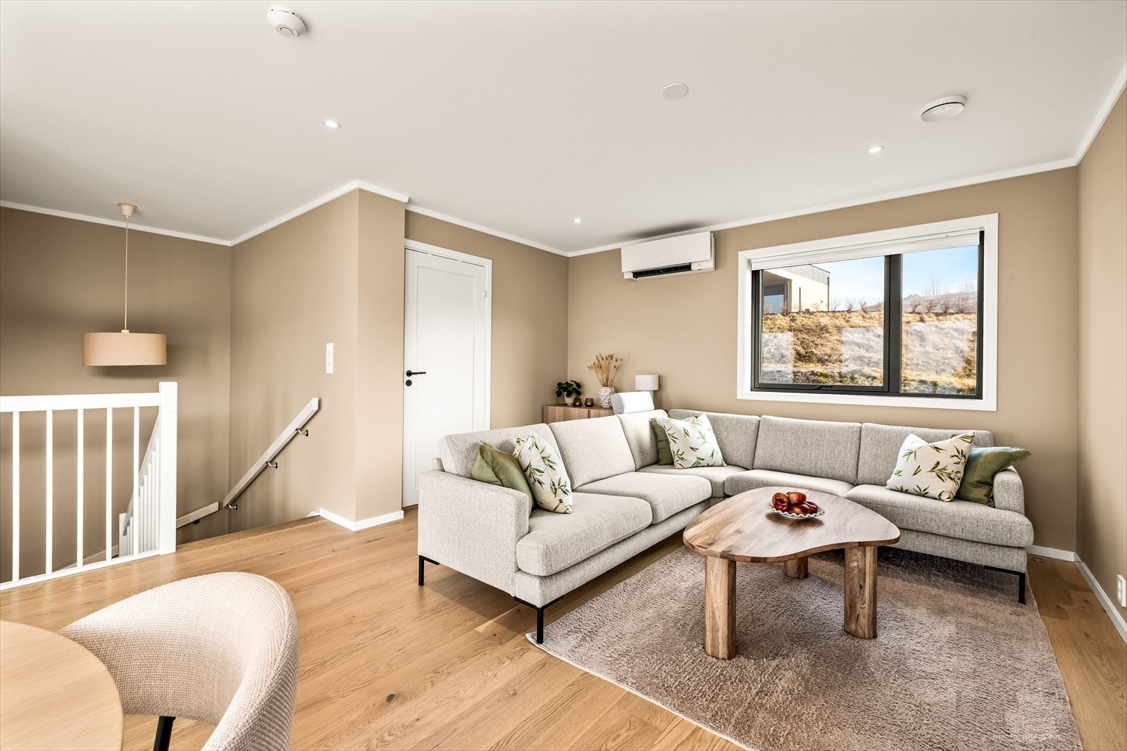 De store vindusflatene slipper inn godt med lys og gjør at rommet en flott romfølelse, stuen har i tillegg dimbare downlights som skaper den rette belysningen. Galleribilde