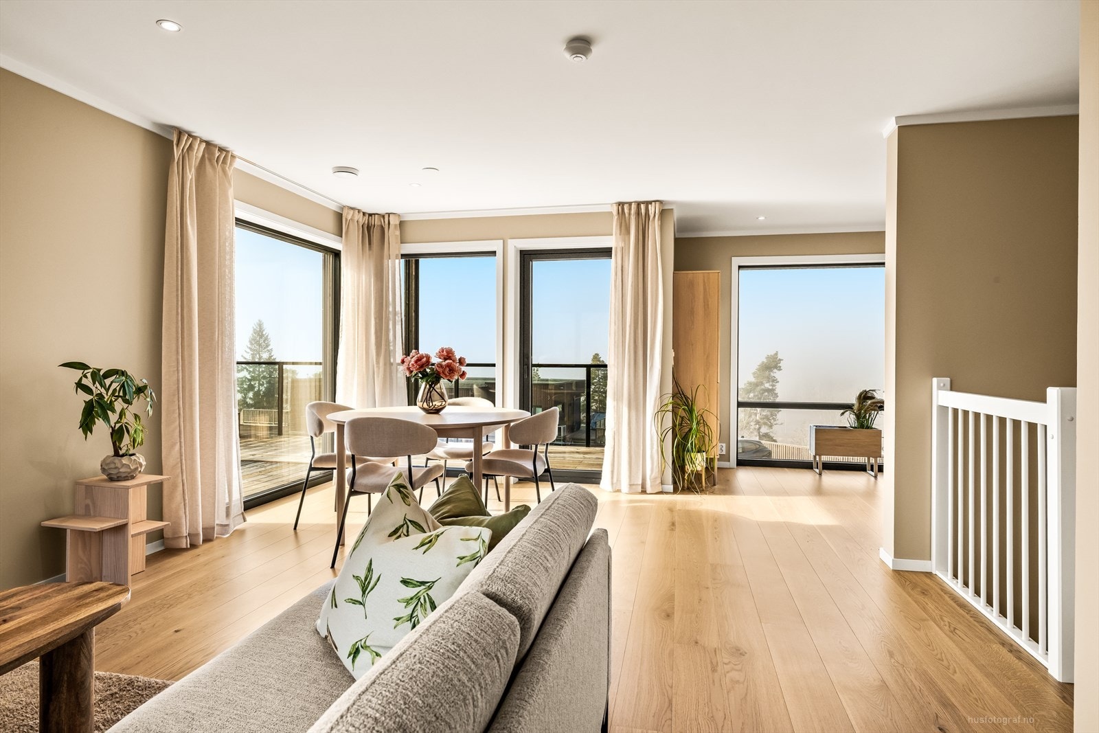 Lys og lekker stue i 1.etasje med 1-stavs parkett på gulv og slette vegger malt i en dus og lun fargetone, som skaper en god stemning til rommet. Galleribilde