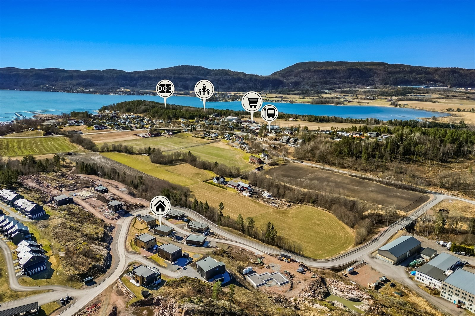 Et rolig, etablert og familievennlig boligområde kjent for sin vakre natur, gode bokvalitet og nærhet til fjordlandskapet. Galleribilde