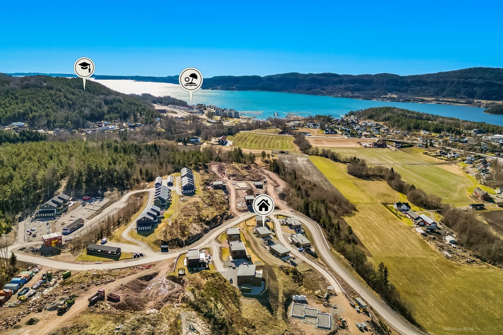 Det er kort avstand til både servicetilbud, rekreasjonsmuligheter og kollektivtransport, noe som gjør dette til et ypperlig sted å bo for både barnefamilier, pendlere og friluftsinteresserte. Galleribilde